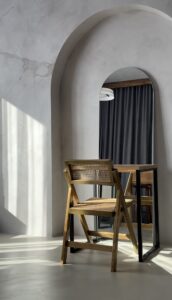 Przestrzeń dyskusyjna, krzesła dookoła stołu.