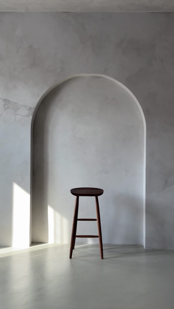 Wnęka z krzesłem, w pokoku szarym.