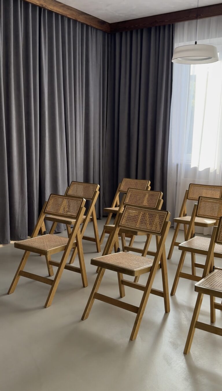 Przestrzeń warsztatowa, stanowiska z lustrami.