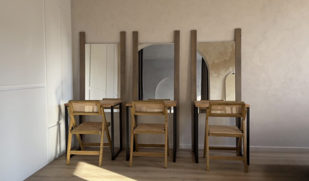 Przestrzeń warsztatowa z krzesłami dla słuchaczy.